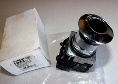 SIEMENS 52PA3D3U 120V AC Green Illuminated Push Button Switch NIB
