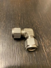 SWAGELOK SS-600-9 STAINLESS STEEL fitting 3/8” tube Union 90° Elbow