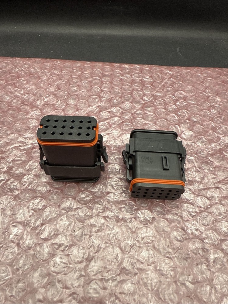 Pack of 2 Amphenol Sine Systems AT16-18SB-SR02 Connectors 18 Position Plug NEW