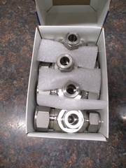 BOX OF 4 SWAGELOK SS-1610-3-12-8 BLOW THROUGH TEE FITTING SS-1610-3-12-8BT